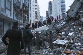 Građani zatrpani u ruševinama, spasioci u Turskoj tragaju za ...