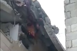 Dijete visi zaglavljeno u ruševinama nakon zemljotresa (UZNEMIRUJUĆI ...