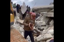 Porodila se dok su je izvlačili iz ruševina (VIDEO)