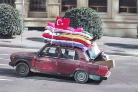 Fotografija koja je obišla svijet: Punim starim autom krenuo pomoći ...
