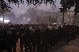 Sukob demonstranata i policije ispred parlamenta u Tirani