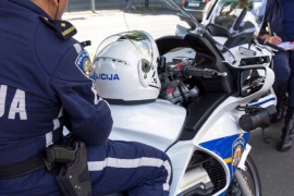 Policajci s dugim cijevima i psima zaustavljali vozila