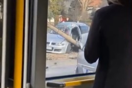 Sudar dva putnička auta, jedno se zakucao u banderu
