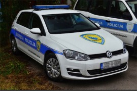 Automobil sletio u šumu, poginule dvije osobe