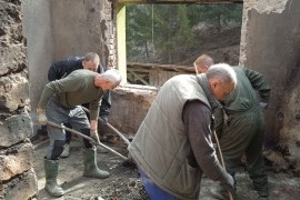 Bošnjaci, Srbi i Hrvati zajednički čiste zgarište kuće Lucije ...