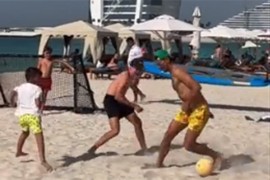 Novak oduševio pred Dubai: Igrao fudbal sa djecom na plaži pa ...