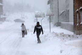 U dijelovima Hrvatske 70 cm snijega, apel građanima da ne kreću na put