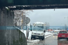 Nezgoda u Banjaluci: Kombijem udario u željeznički nadvožnjak