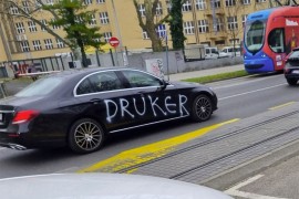 Poruka na Mercedesu privukla puno pogleda
