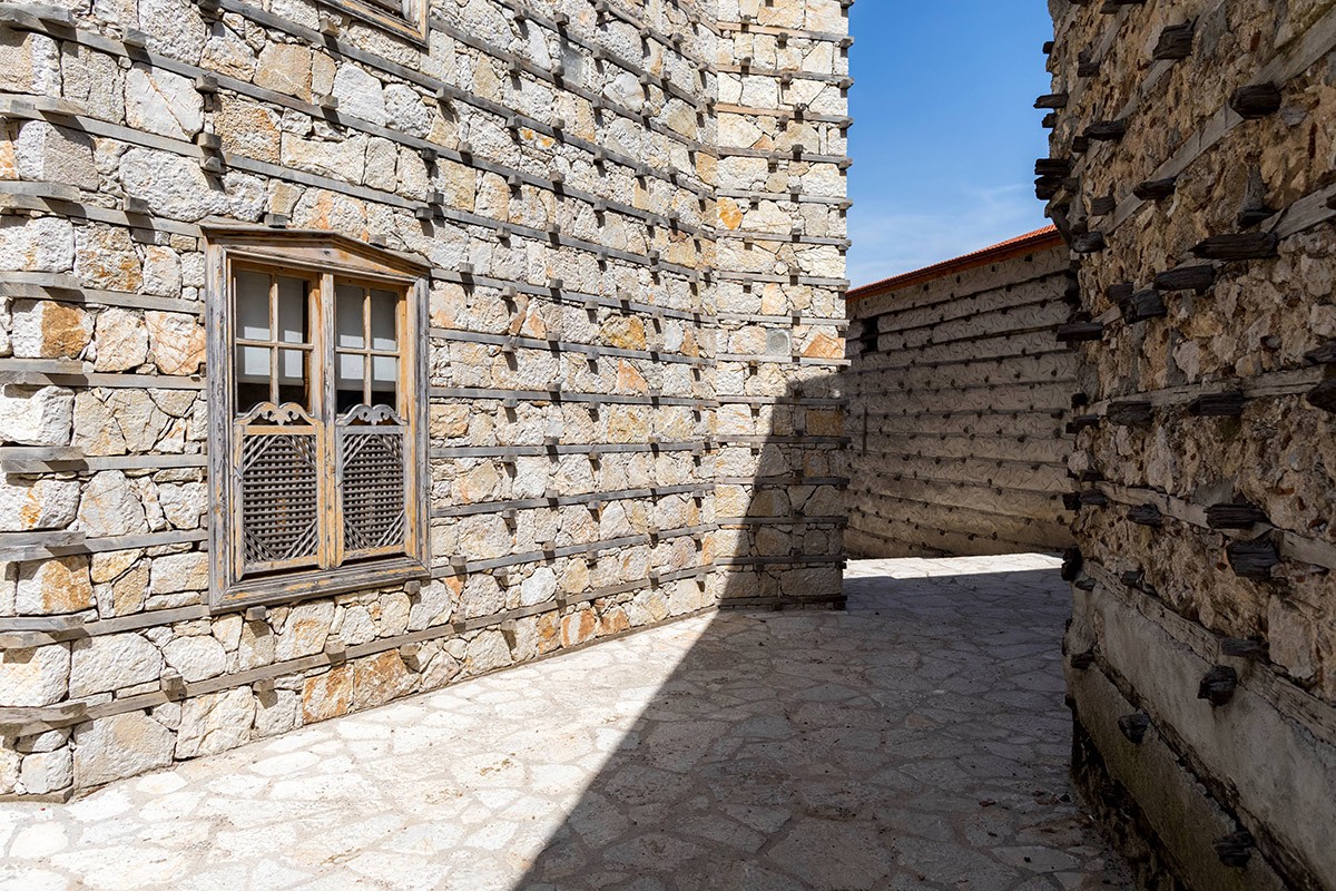 Kuće sa dugmadima u podnožju Taurusa