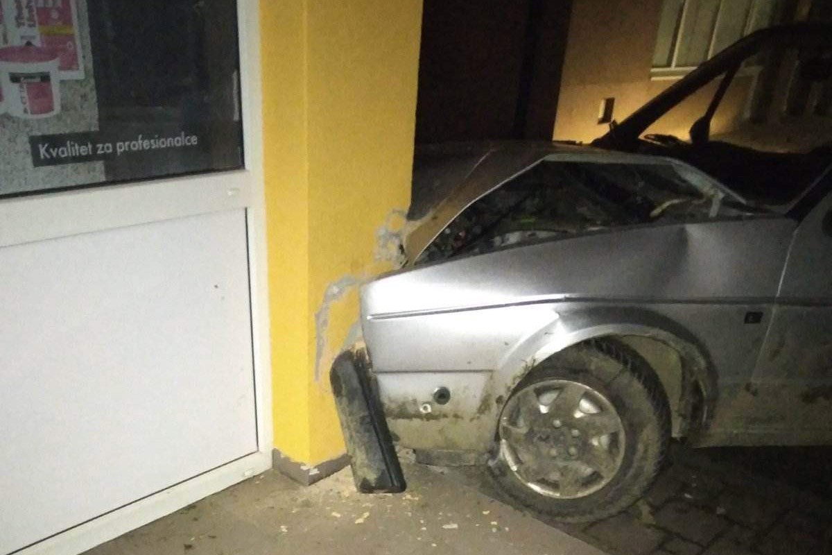 Zabio se golfom u prodavnicu elektro i vodomaterijala