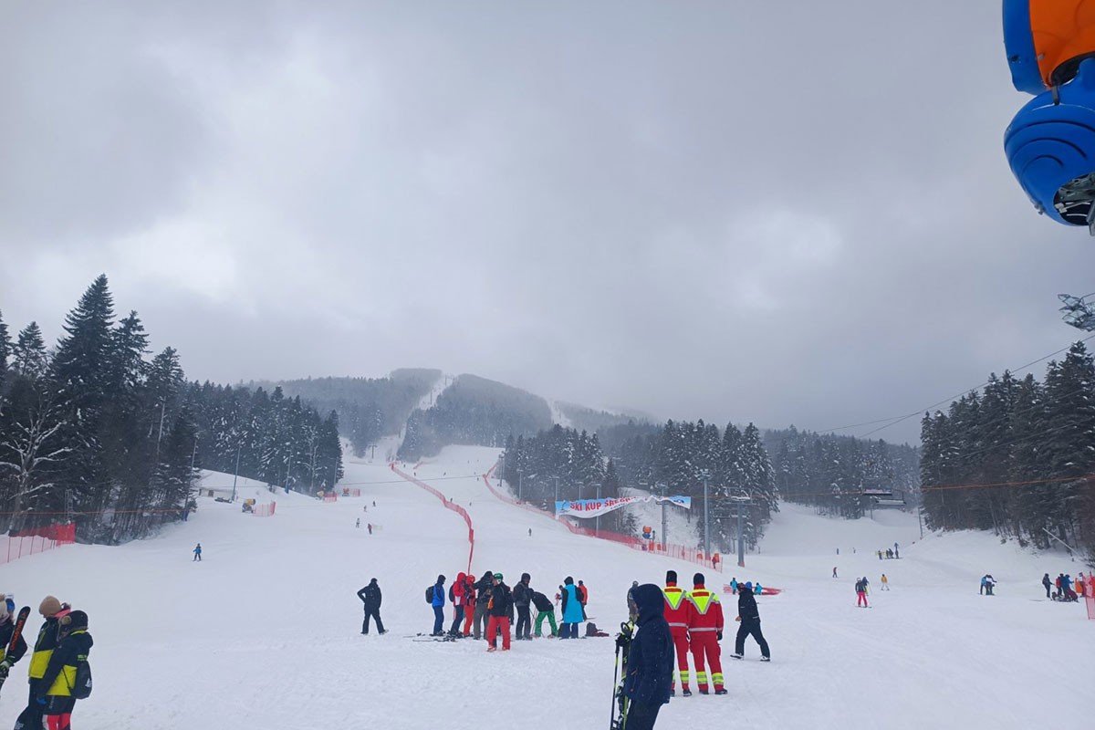 Nevrijeme rastjeralo skijaše na Bjelašnici, sve ledi od vjetra (VIDEO)