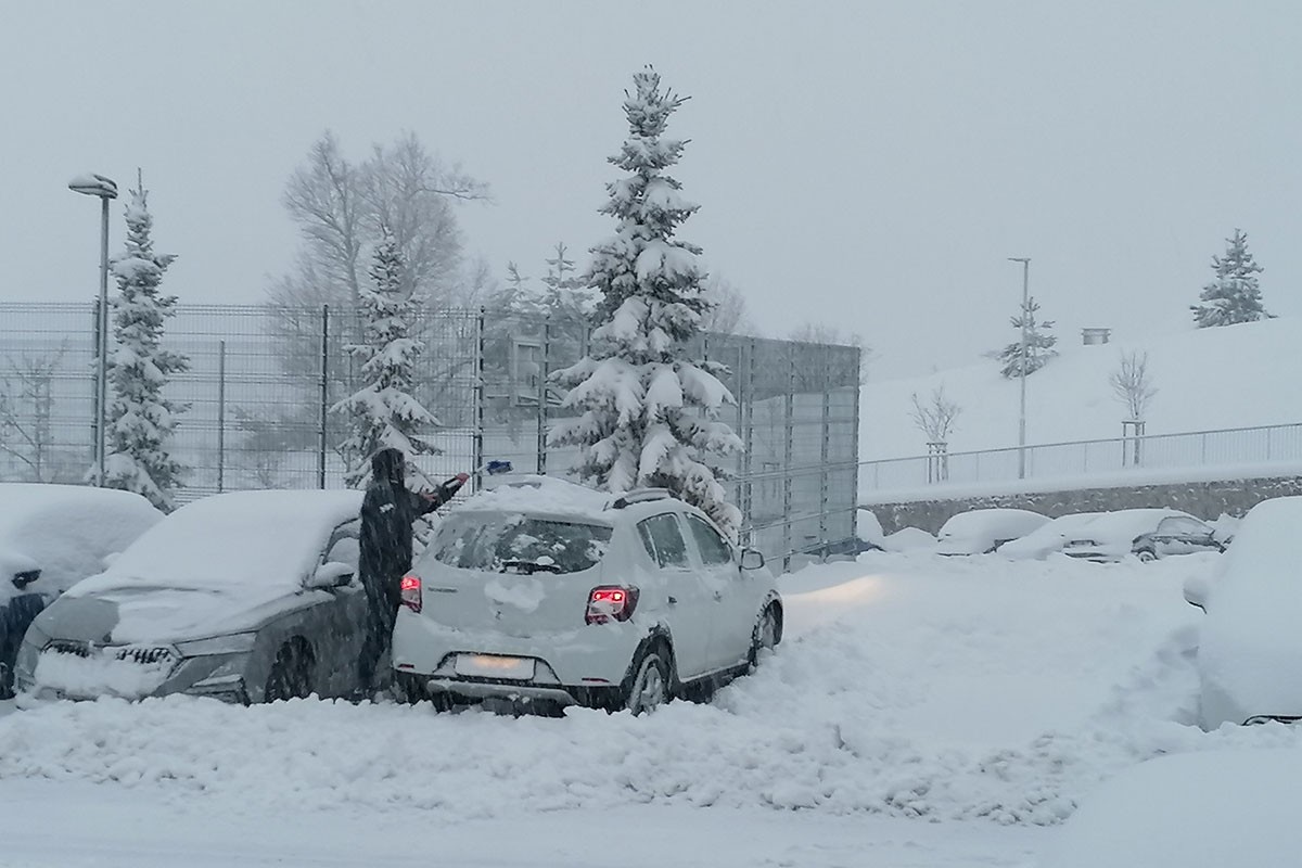 Tri automobila zarobljena u smetovima