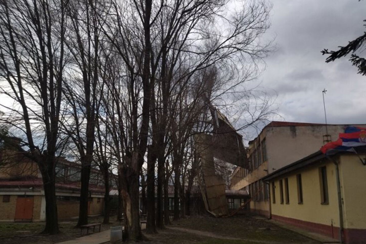 Vjetar odnio dio krova sa škole