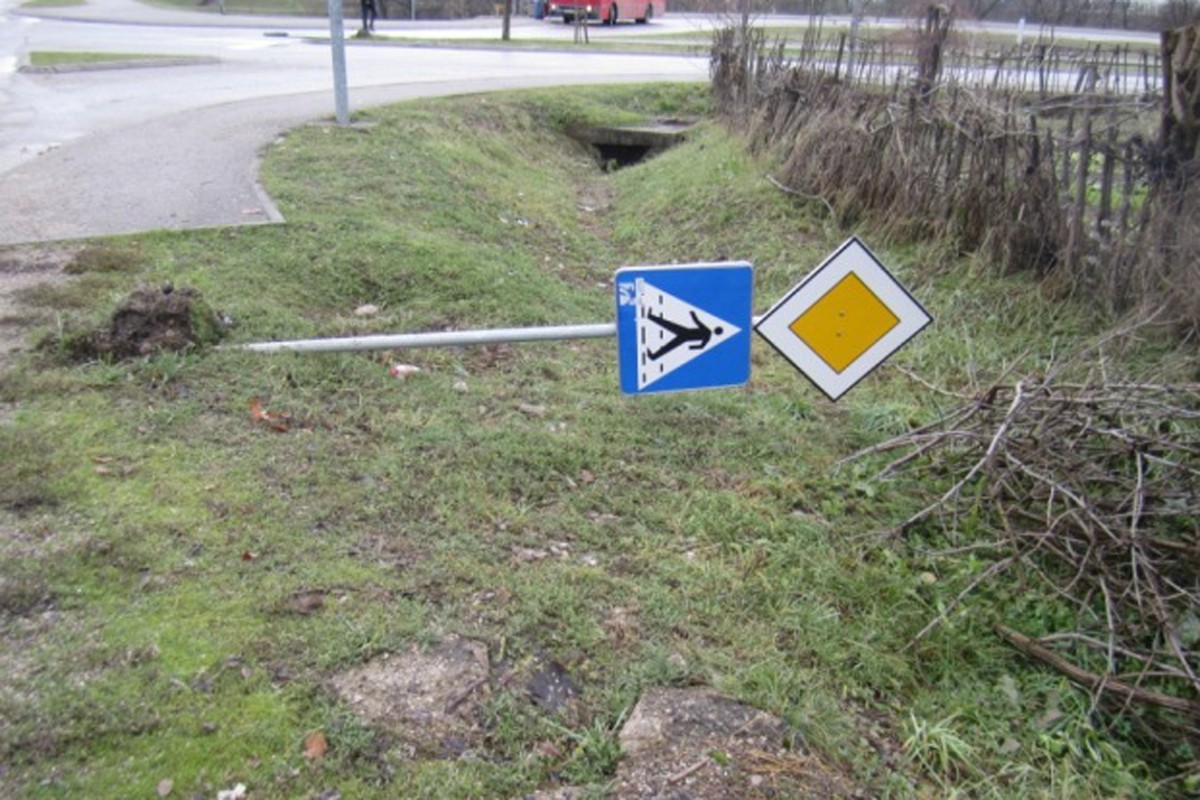 Nesavjesni Banjalučani uništavaju znakove kraj puta