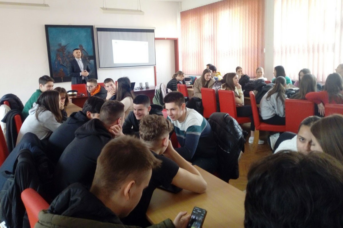 Live sa časa ukinuo mobilne telefone u Gimnaziji