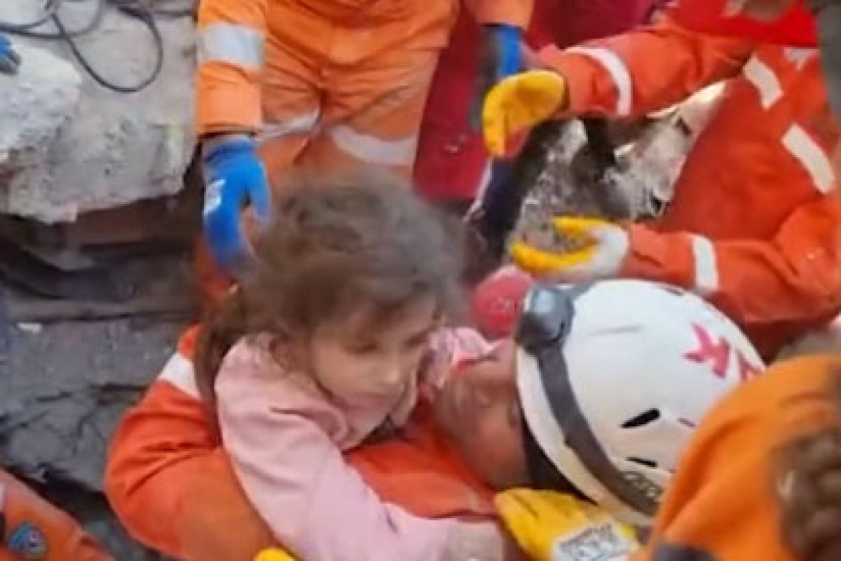 Otac i kćerka nađeni živi pet dana nakon zemljotresa (VIDEO)