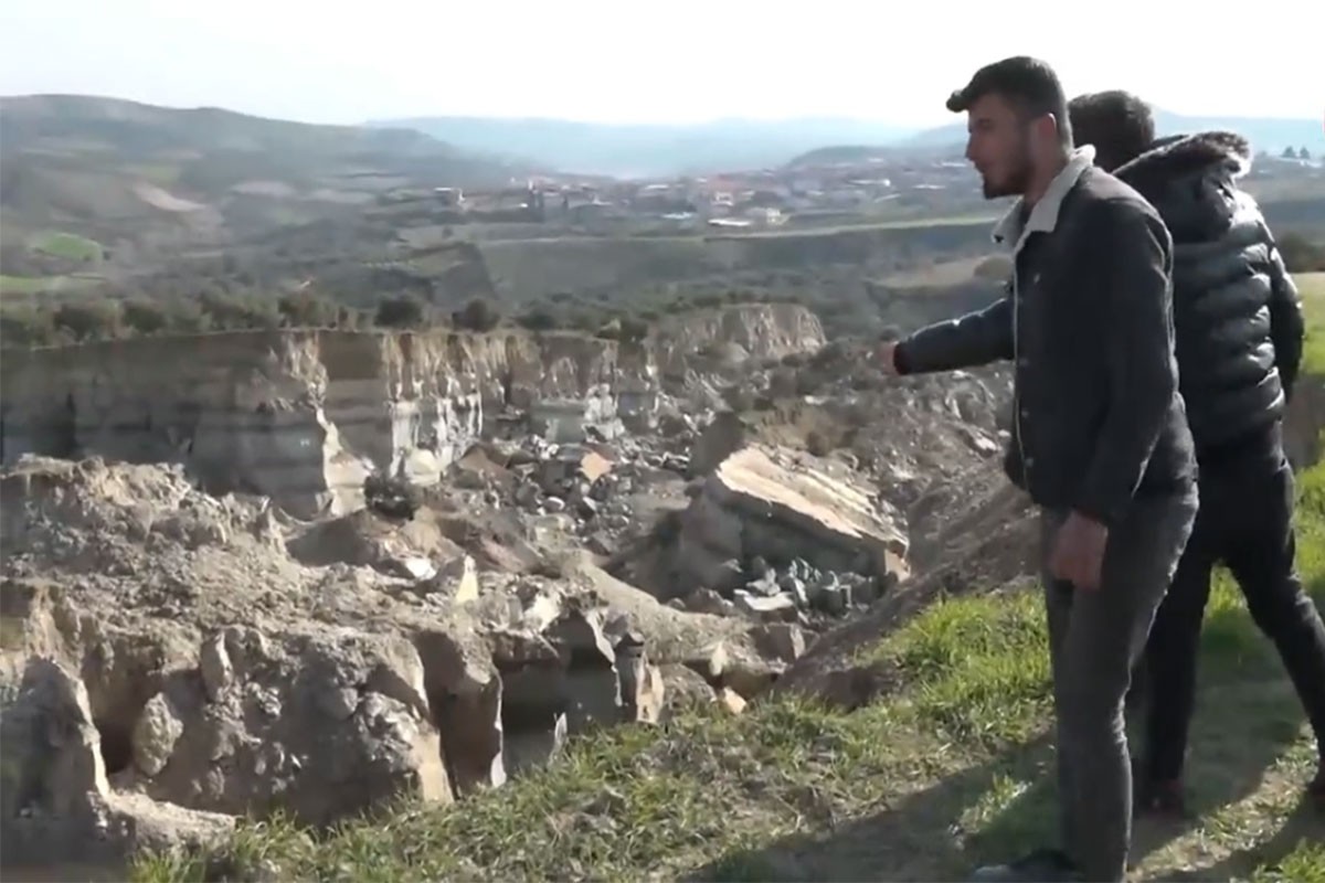 Pojavila se ogromna provalija, mještani u čudu (VIDEO)