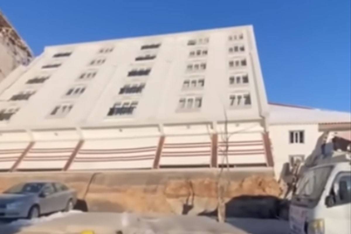 Prevrnula se zgrada, a nijedan prozor nije pukao (VIDEO)