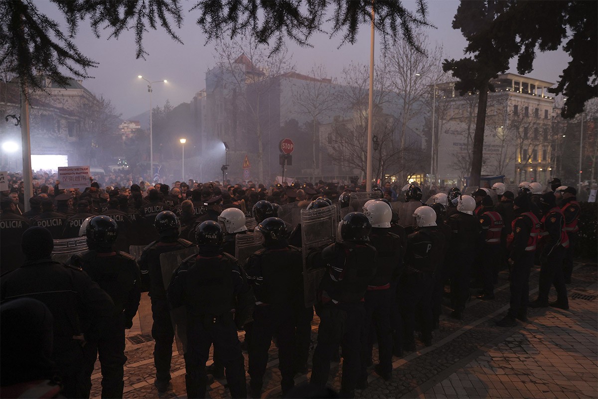 Sukob demonstranata i policije ispred parlamenta u Tirani