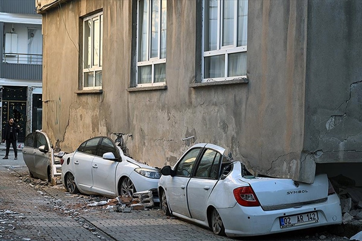 Zgrada u Turskoj "progutala" automobile (FOTO)