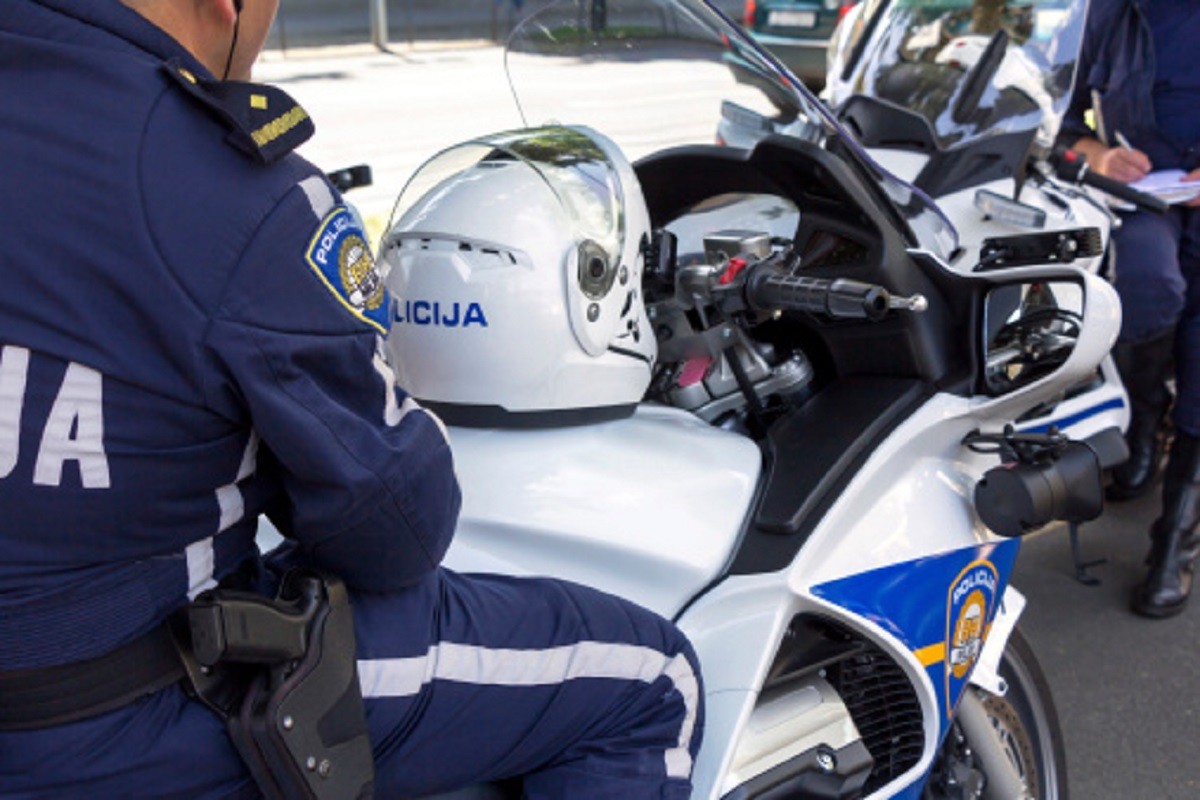 Policajci s dugim cijevima i psima zaustavljali vozila