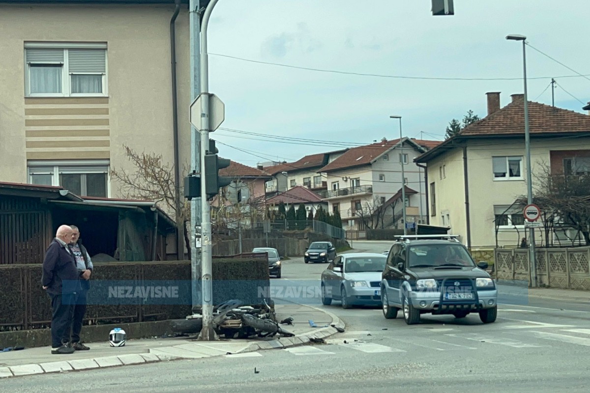 Udes u Banjaluci: Sudarili se motocikl i automobil (FOTO)