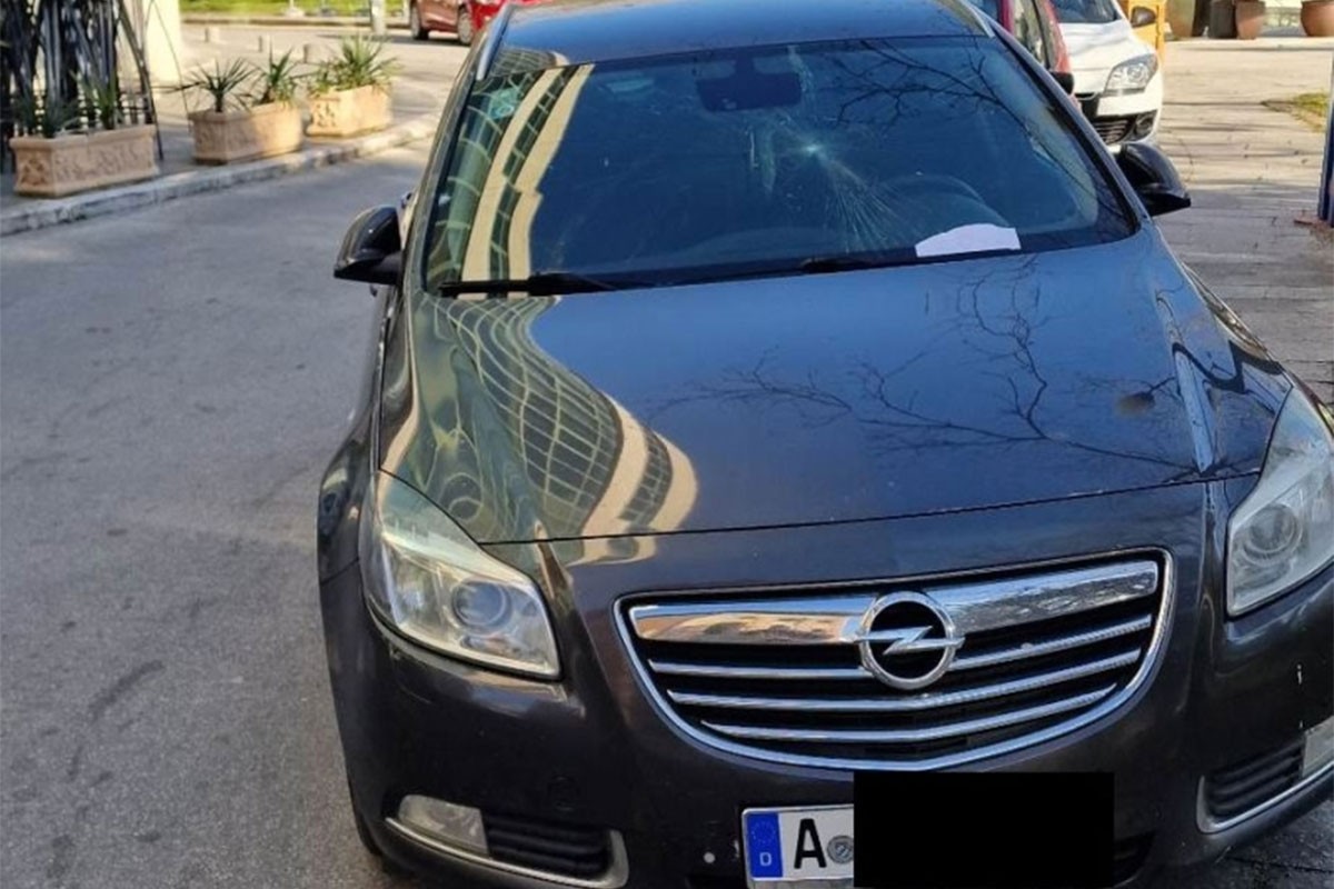Parkirao na trotoar auto stranih tablica pa ga dočekala poruka (FOTO)