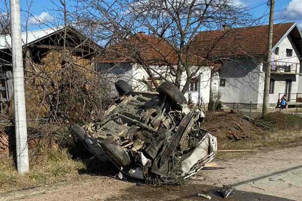 Pežo sletio s puta i prevrnuo se, teško povrijeđen vozač