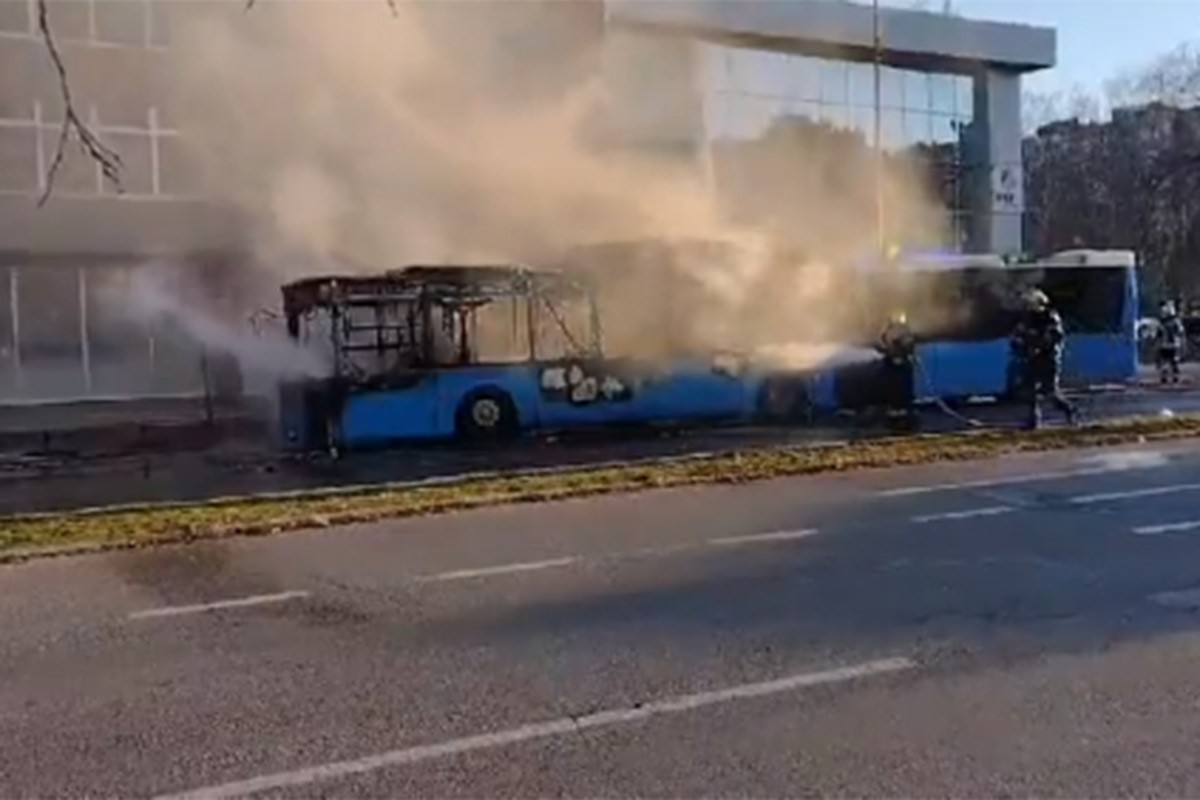 Plamen progutao gradski autobus, strahuje se od eksplozije