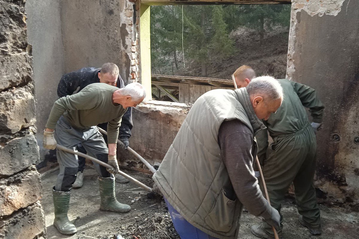 Bošnjaci, Srbi i Hrvati zajednički čiste zgarište kuće Lucije Šolaje