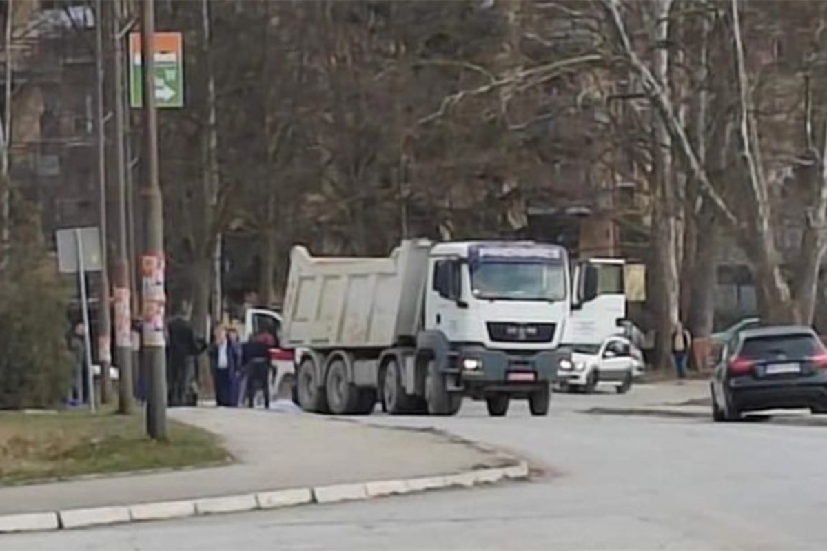 Pokušavala da zaustavi kolica sa djetetom pa pala pod kamion