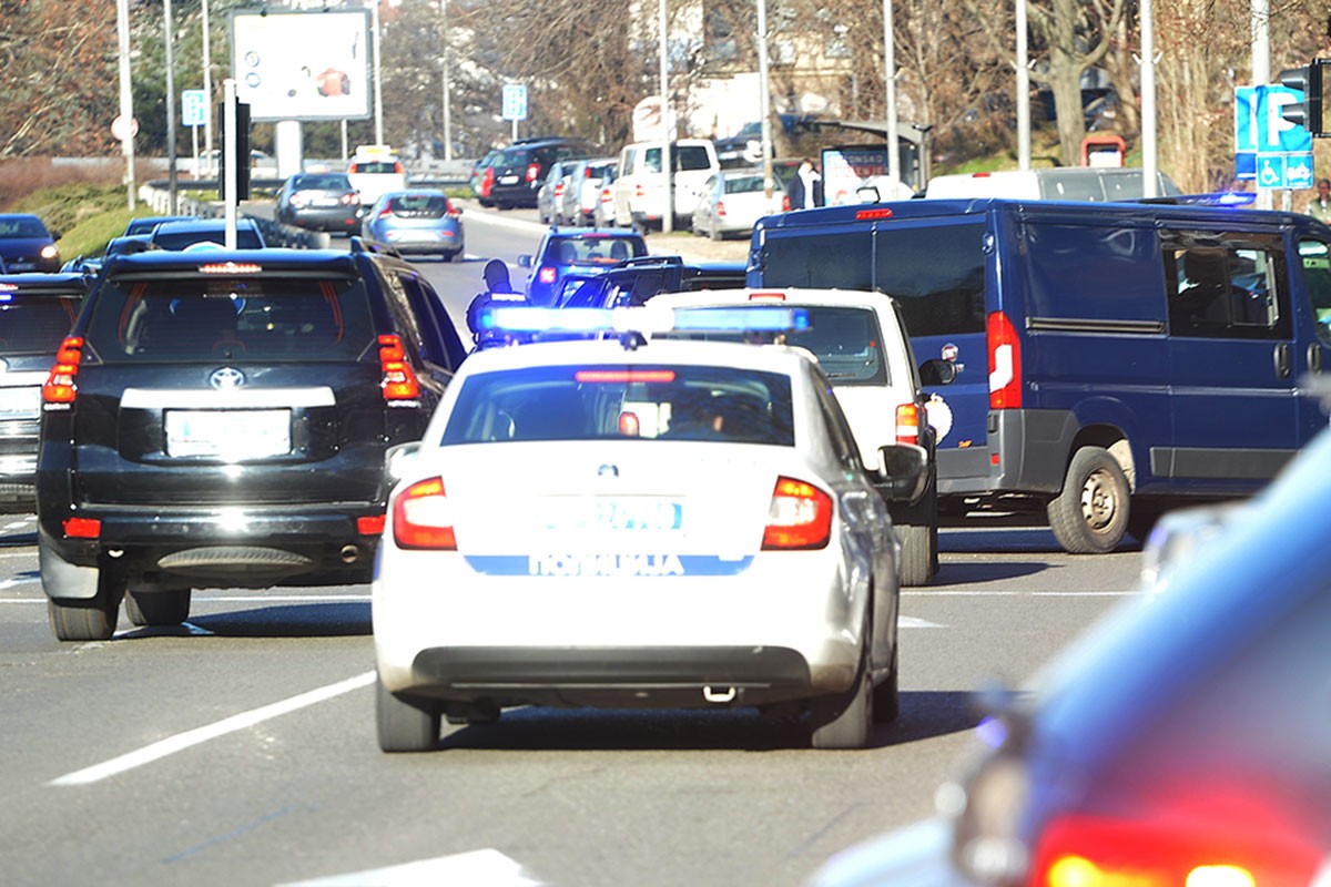 Drama na auto-putu: Pajserima i flašama razbili stakla na autobusu (VIDEO)