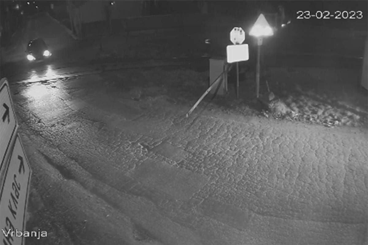 Neoprezni vozač otkinuo rampu u Vrbanji (VIDEO)