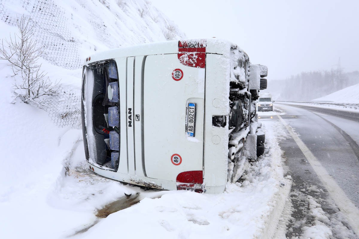 Detalji prevrtanja autobusa: Žena u kritičnom stanju, otežan saobraćaj