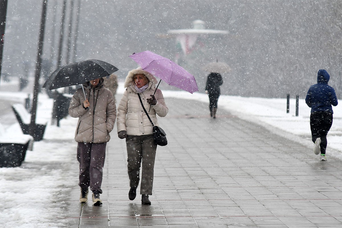 Na sjeveru Srbije snijeg, na jugu preko 20 stepeni