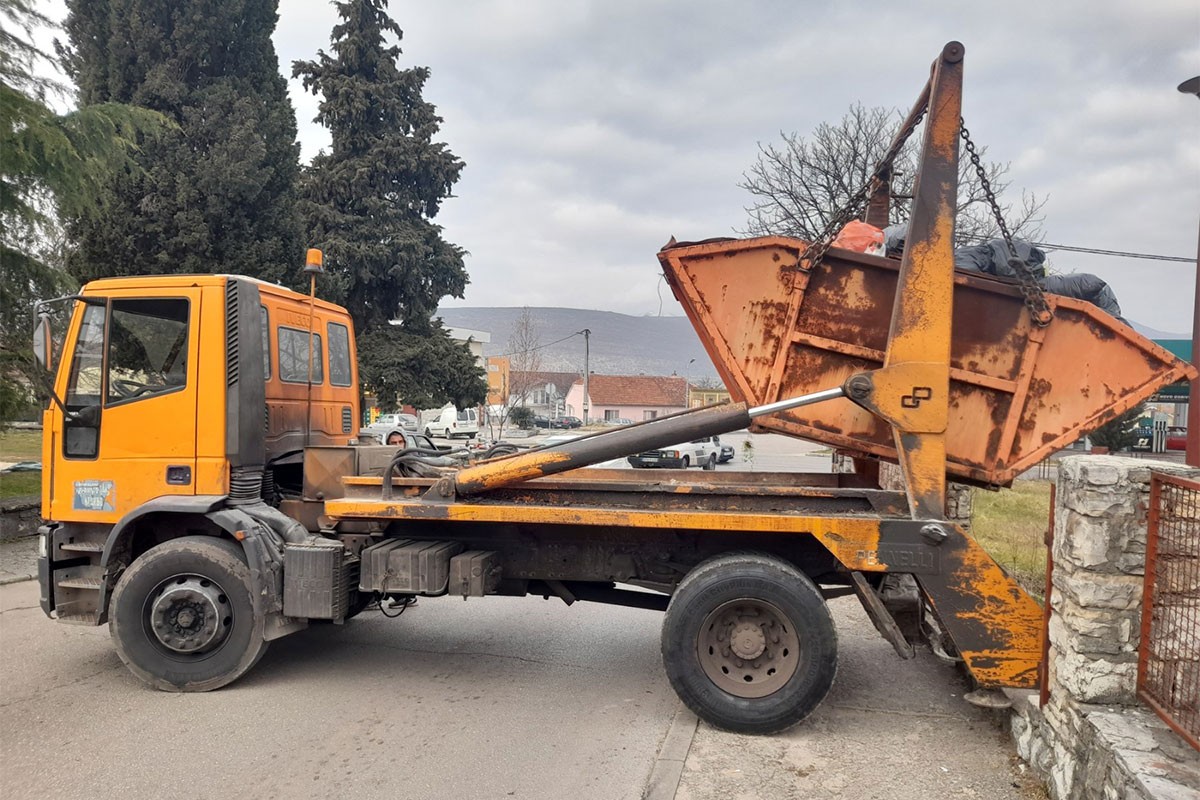 Radnici "Komusa" i dalje u štrajku: Komunalci iz Ljubinja i Berkovića čiste Bileću