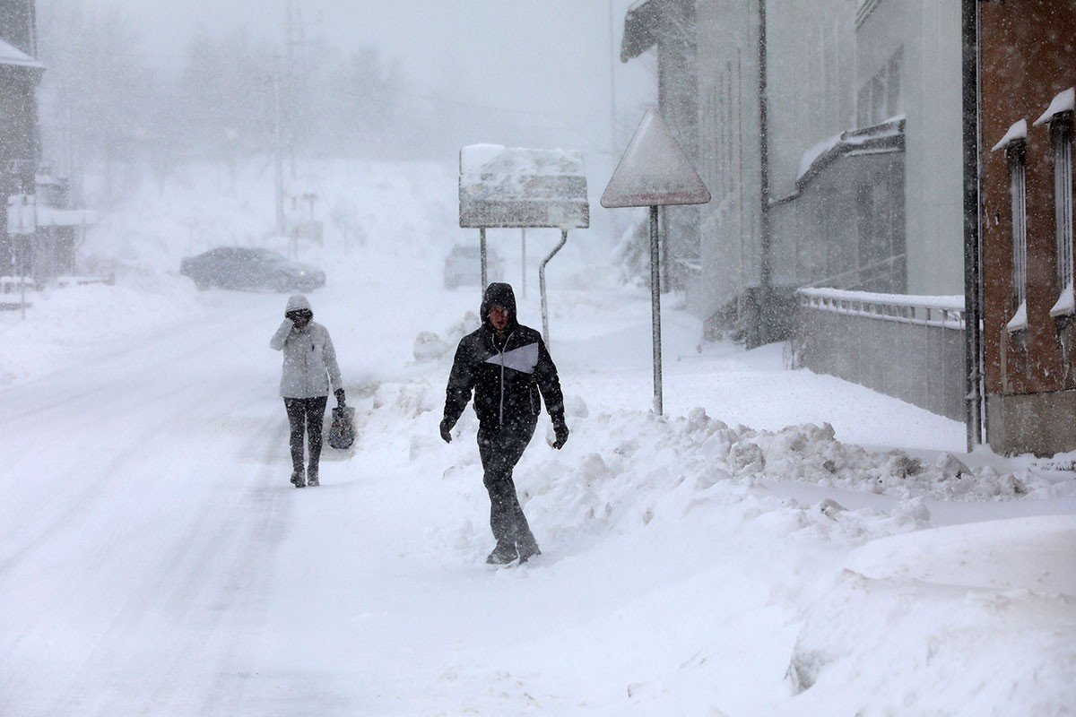 U dijelovima Hrvatske 70 cm snijega, apel građanima da ne kreću na put