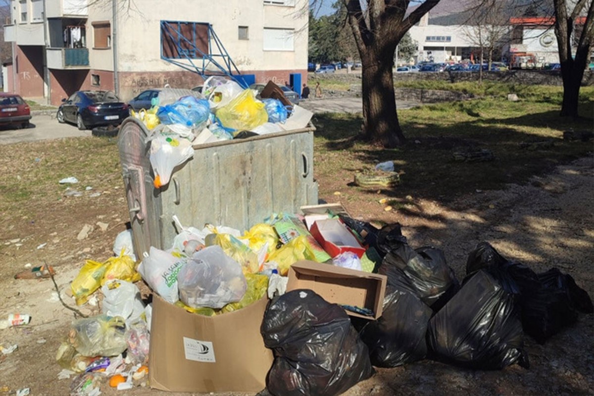 Bilećki komunalci i dalje štrajkuju, ulice im čiste kolege iz Ljubinja