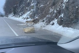 Vozači oprez: Odron pred Kneževom