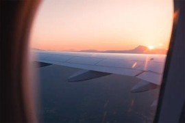 Muškarac pokušao da otvori vrata aviona tokom leta, napao posadu