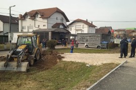 Komunalci uz asistenciju policije uklonili put