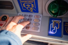Pokušao da opljačka sina kod bankomata