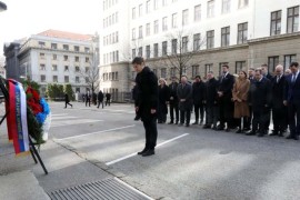 Brnabić i članovi Vlade položili vijenac na mjestu ubistva Đinđića