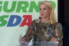 Umjesto magistarskog Sebija Izetbegović medijima pokazala diplome s ...