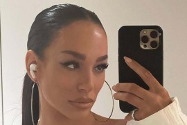 Edita Aradinović pjevala pjesmu u zagrljaju nepoznatog muškarca