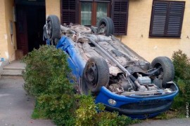 Automobil izletio sa puta i prevrnuo se ispred kuće