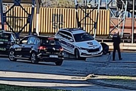 Policajci u službenom autu zaglavili na pruzi