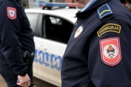 Optužen da je davio policajca i udario ga šakom u lice