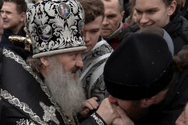 Sveštenici u istorijskom kijevskom manastiru odolijevaju deložaciji ...